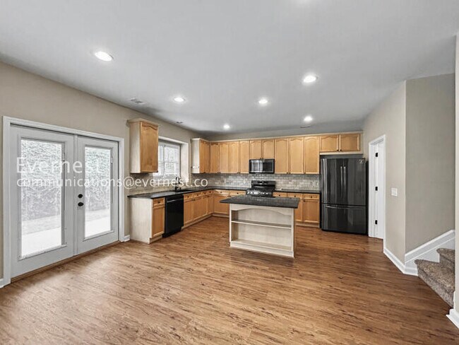 Building Photo - 3-Beds 3.5 Baths Spacious Home with Fenced Yard and Garage Parking