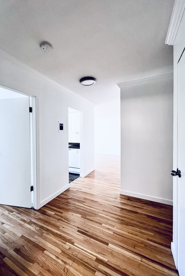 Photo du bâtiment - Peaceful Living in Willingdon Heights