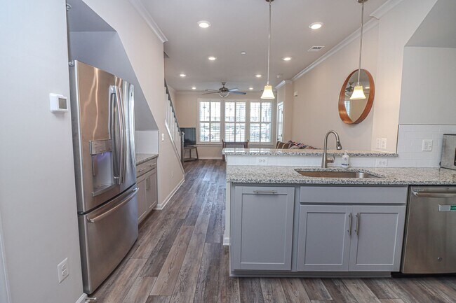 Building Photo - Stunning 3 Bed 2.5 Bath, Newer Condo-Style...