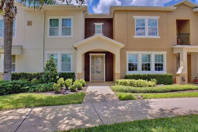 Foto del edificio - Beautiful 3/2.5 Spacious Townhome with a Private Courtyard and a 2 Car Garage in the Desirable Sa...