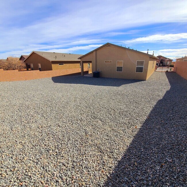 Foto del edificio - 4 bed 2 bath home with attached garage