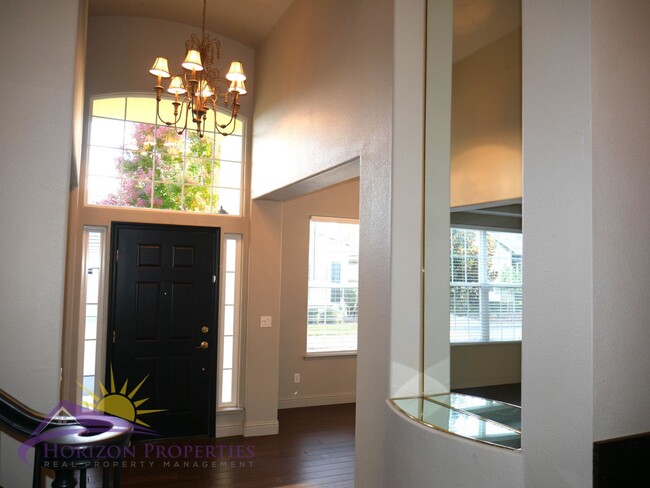 Foto del edificio - Modern 3 Bed 3 Bath 2,286 sqft. Gold River...