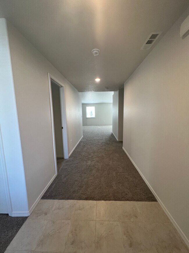 Foto del edificio - Modern 3 Bed 2 Bath!! Covered Patio!!
