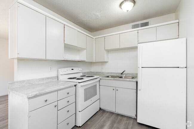 1BR, 1BR - 594SF - Kitchen - Hallmark Apartments