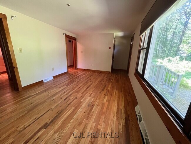 Foto del edificio - 148 Newtown Rd