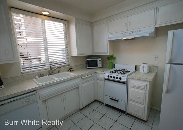 Building Photo - 3612-3612 Seashore Dr