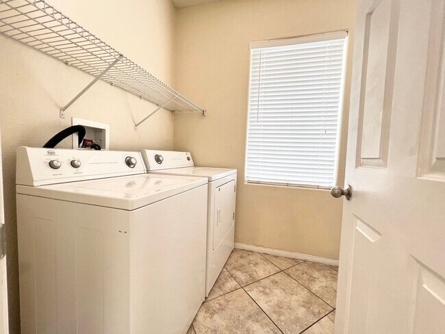 Foto del edificio - 10965 Paradise Rd