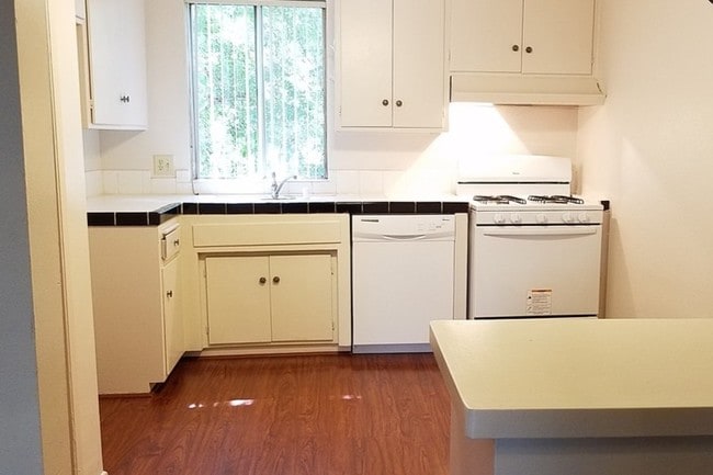 Kitchen - 4737 Orion Ave