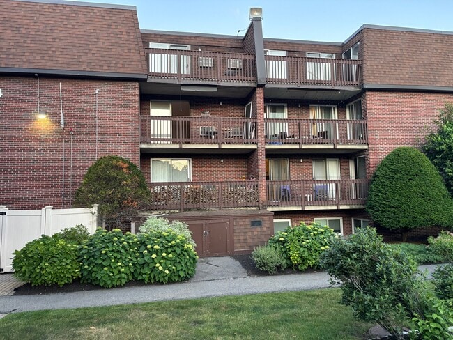 Building Photo - 144 Kenrick St