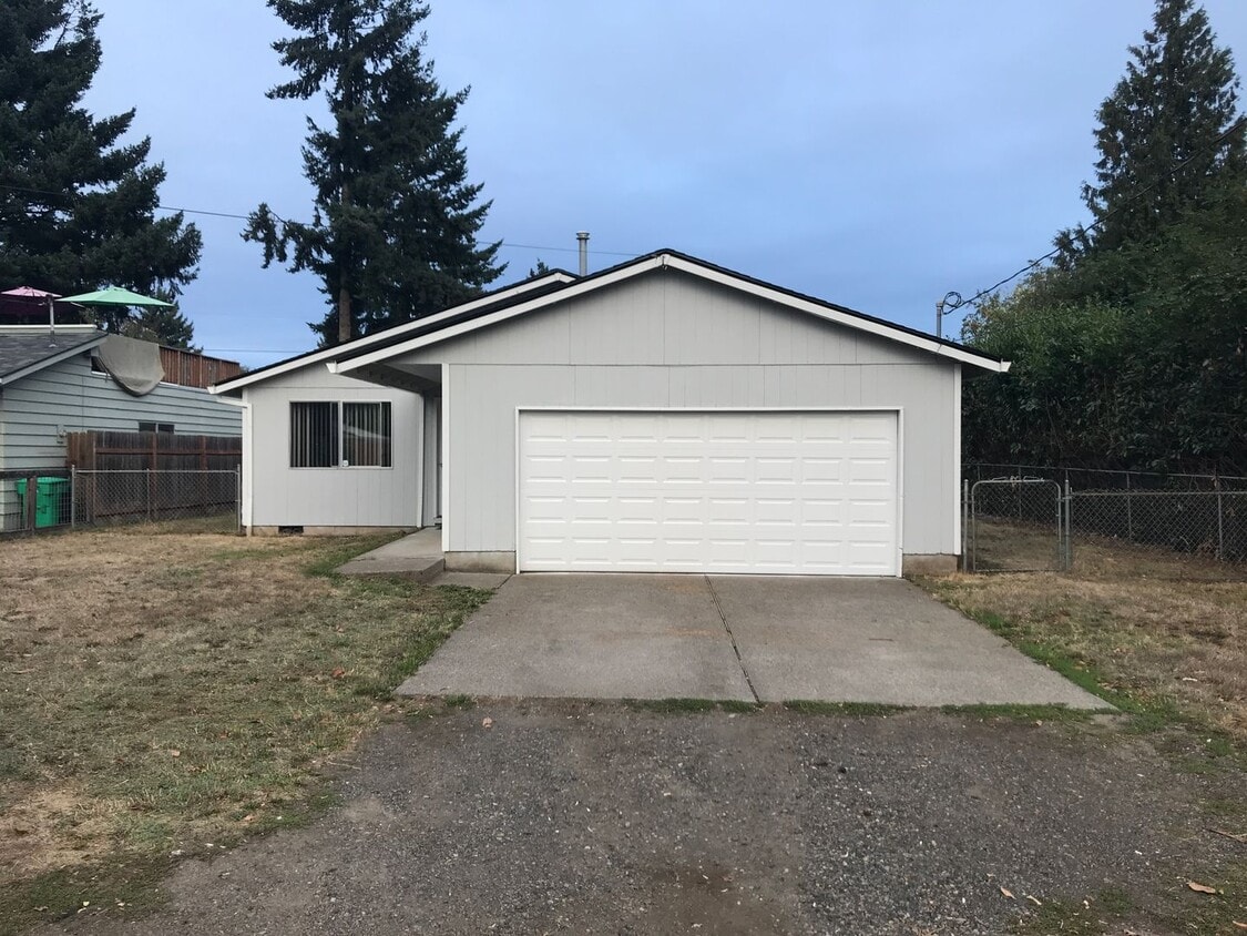 Primary Photo - Spacious 3 bdrm/1.5 bath, Garage, Fenced B...