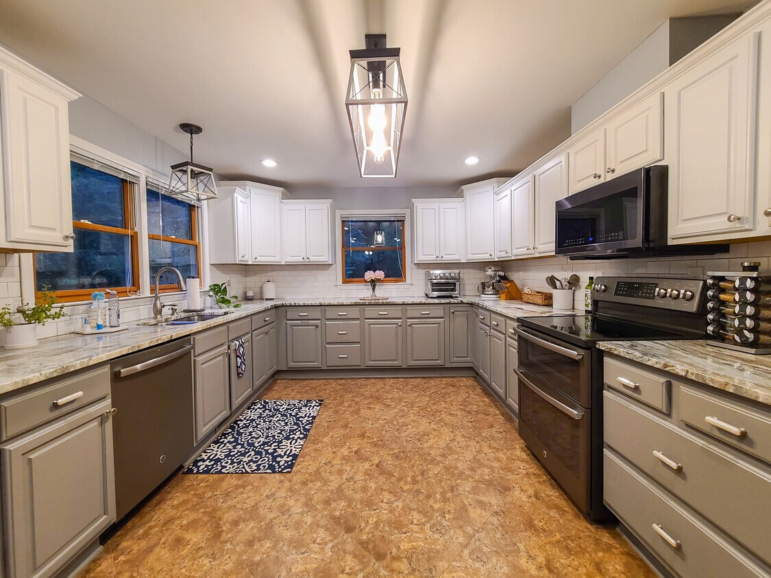 Primary Photo - 3103 S Oak Ct SE