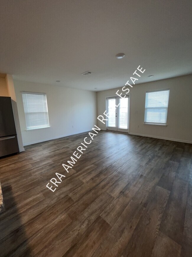 Building Photo - 3BR 2Bath Close to bases, schools and shop...