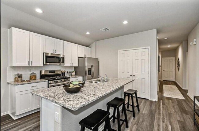 Building Photo - 25202 Pomegranate Pl