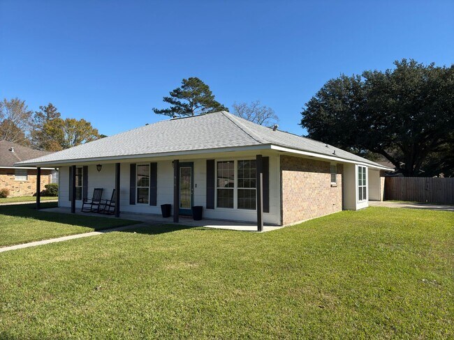 Building Photo - Beautifully updated home in Quail Ridge Su...