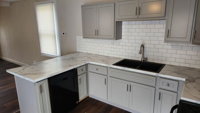 Foto del edificio - 9604 Gentry Ave