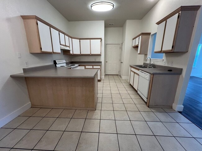 Foto del edificio - 985 N Daisy Ln