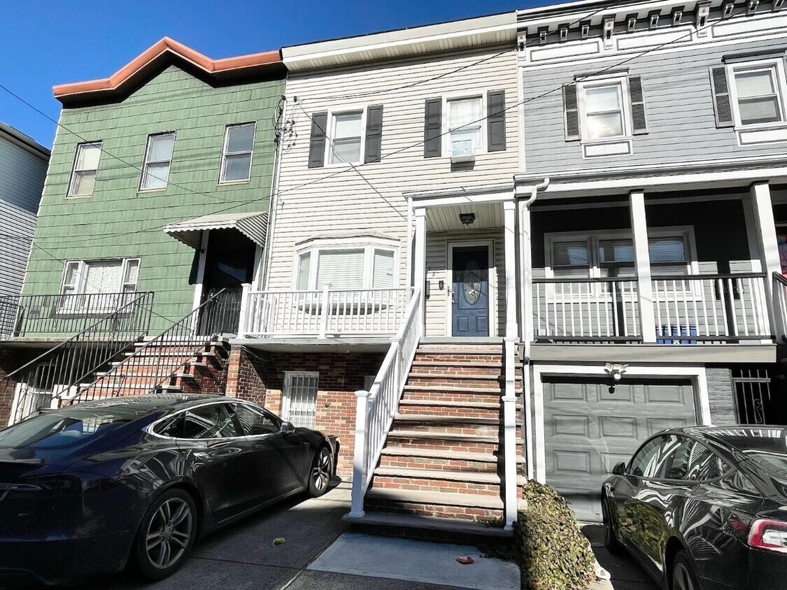 Primary Photo - 172 Manhattan Ave