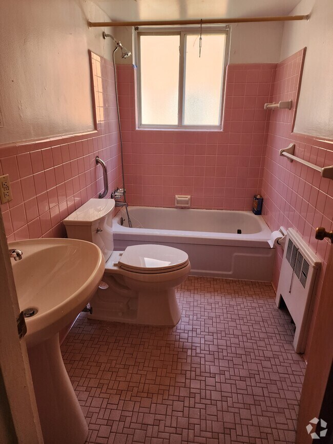 Apartments For Rent in Golf Manor, OH with Hardwood Floors 1 Rentals