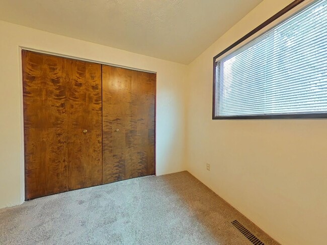 Building Photo - House ~ Close to Timberhill ~ Pet Friendly