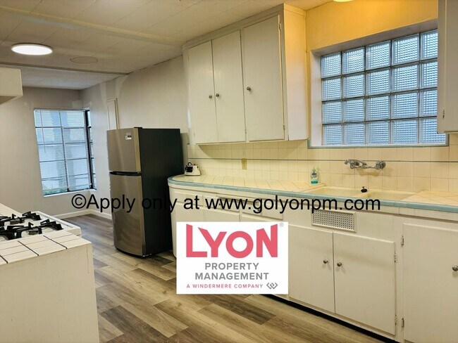 Building Photo - Spacious 1 bedroom apartment available for...