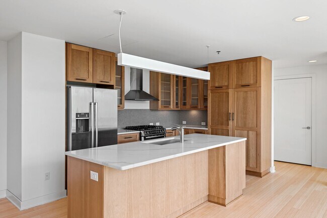 Foto del edificio - Modern Luxury Condo with Prime Location in...