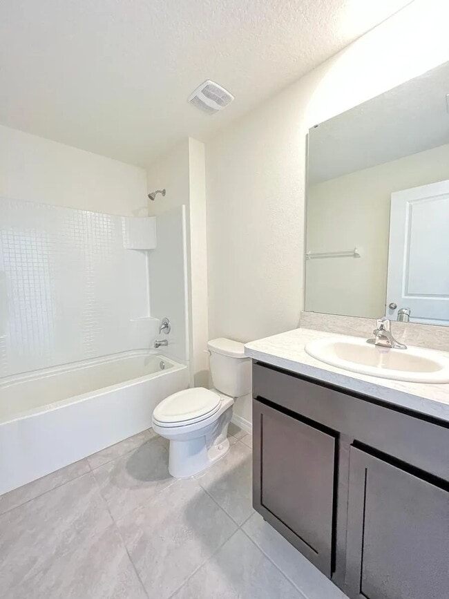Building Photo - **AVAILABLE AUGUST 1** Charming 3-Bedroom ...