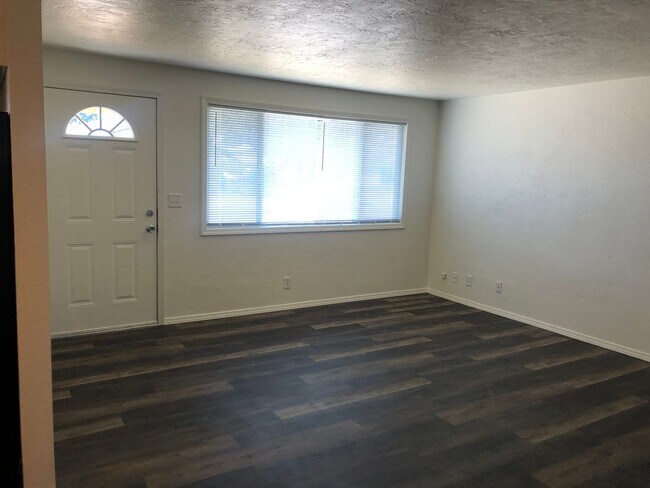 Building Photo - Freshly updated 2 bedroom 1 bathroom duple...