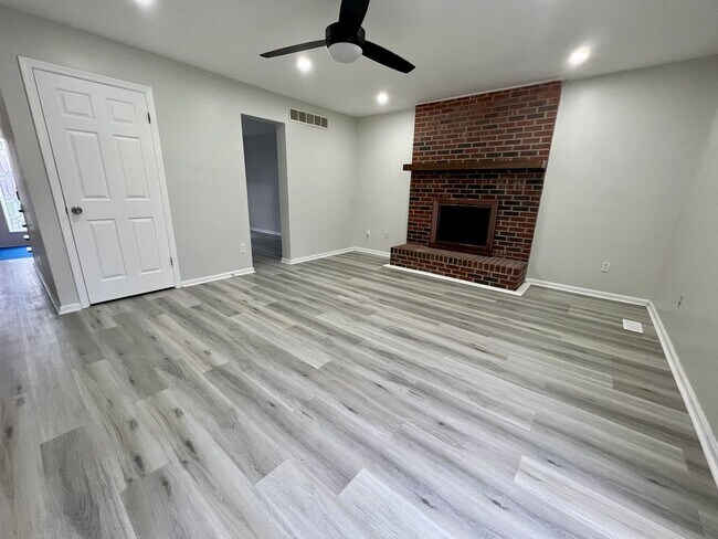Foto del edificio - 4233 Remo Crescent Rd