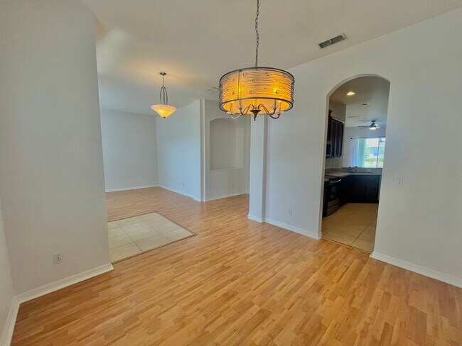 Foto del edificio - Spacious 4-Bed, 3-Bath Home in Guard-Gated...