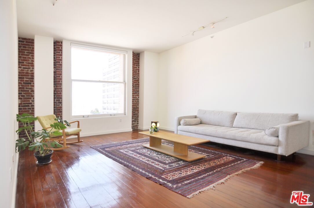 Foto principal - 257 S Spring St