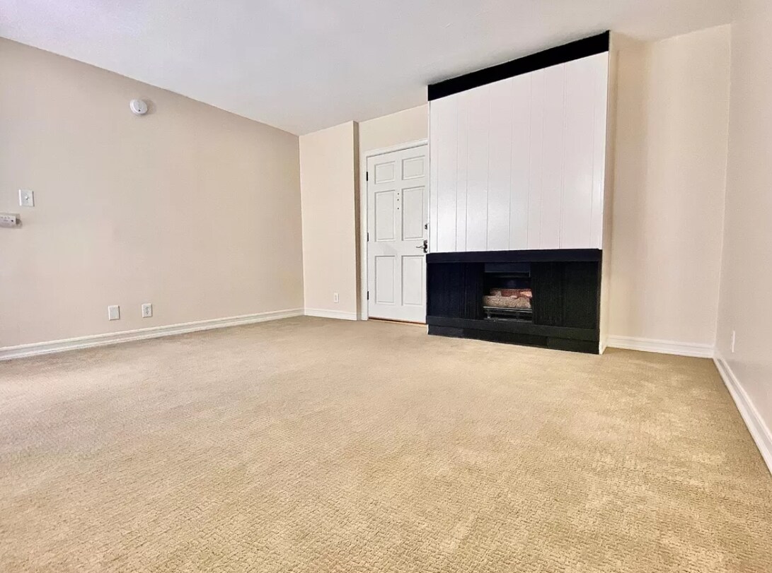 Primary Photo - 11825 Goshen Ave Los Angeles, CA 90049