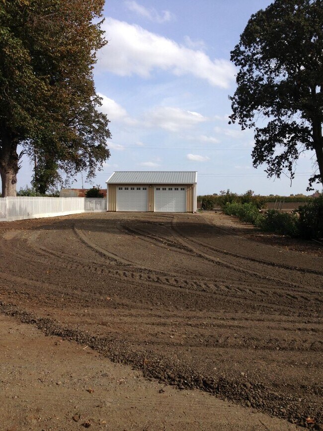 Foto del edificio - Large 5-6 Bedroom 2 Bath country home