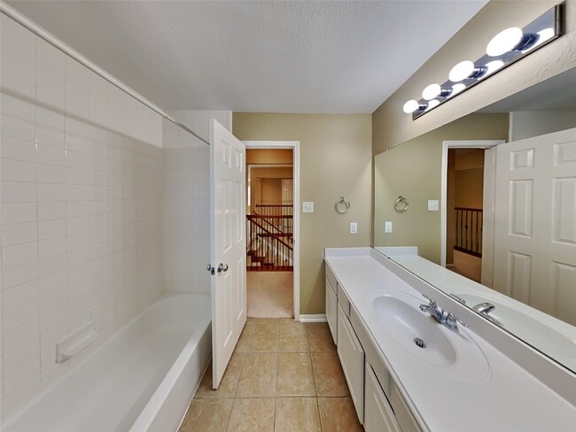 Building Photo - 633 Rocky Hollow Ln