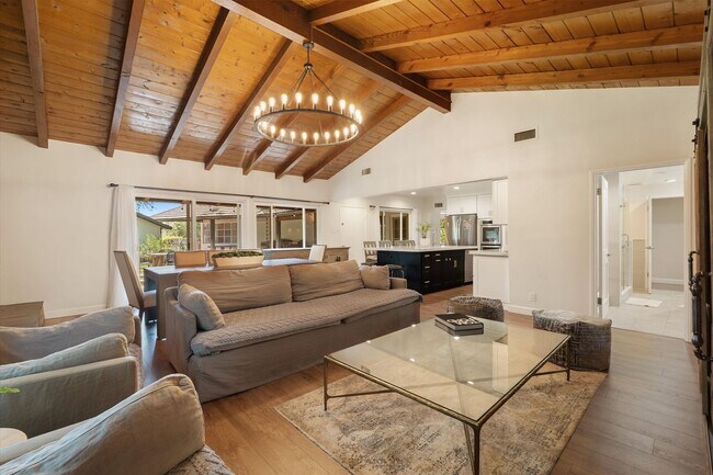 Foto del edificio - La Canada 4-Bedroom Home | Large Lot, Updated Kitchen, EV Charger