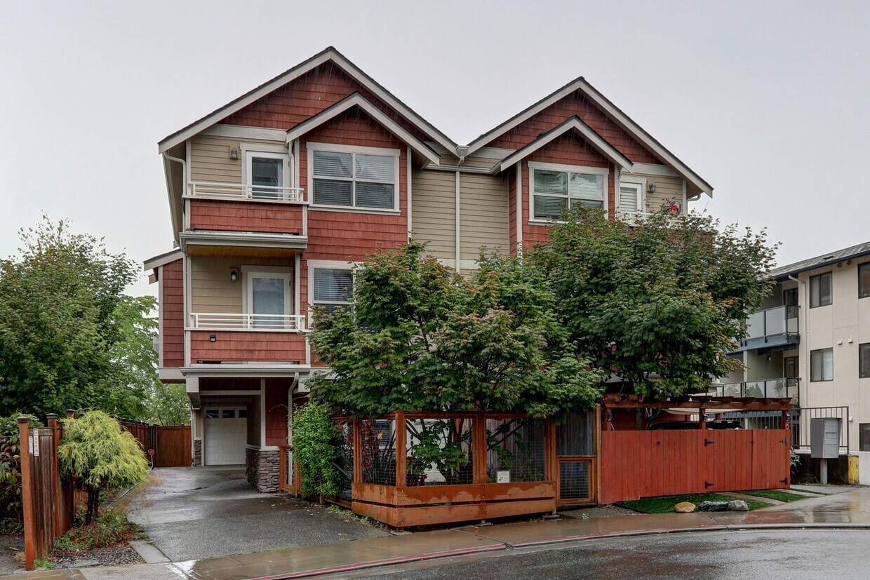 Foto principal - Spacious 4bd/2.5ba Townhome w/ Sweeping Vi...