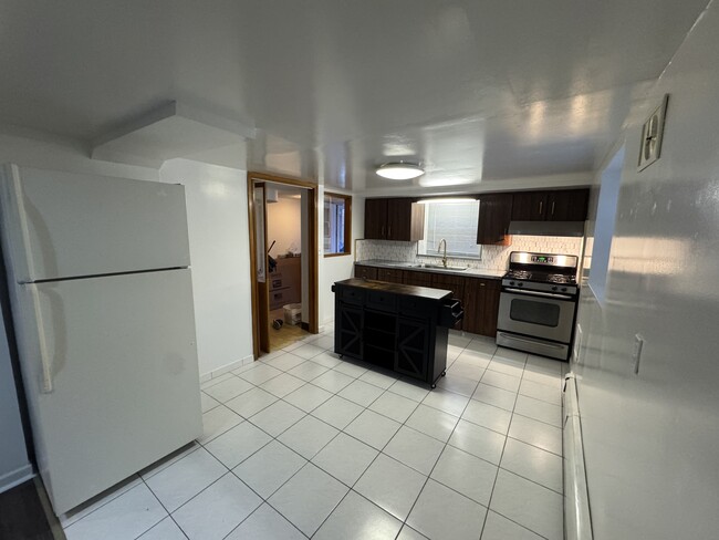 Cocina con comedor - 97 Crotona Ave