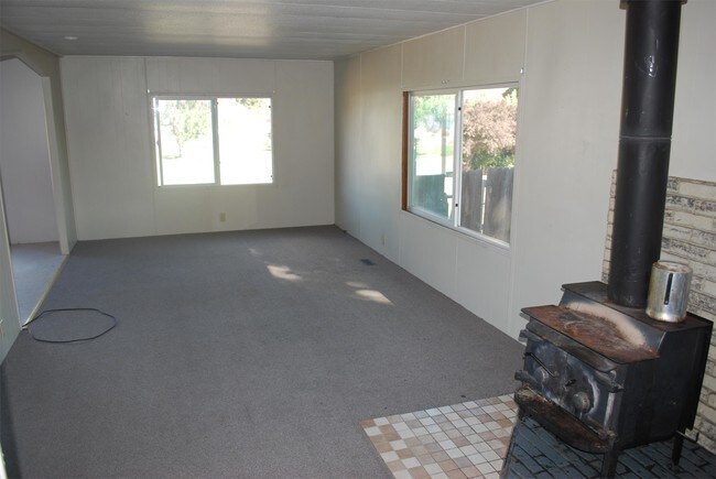 Building Photo - 106 W 2nd St