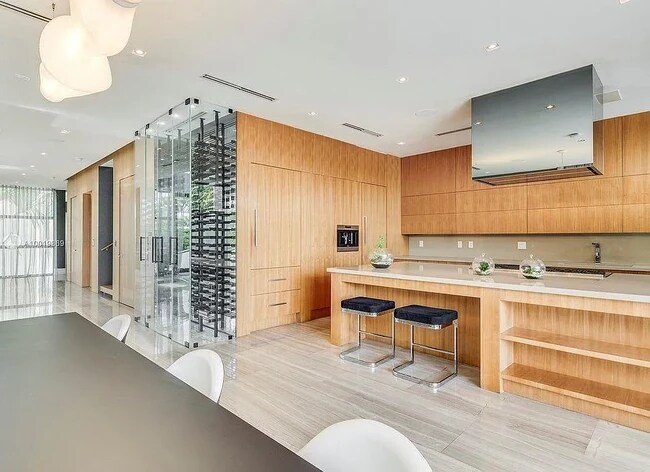 Building Photo - 321 E Dilido Dr