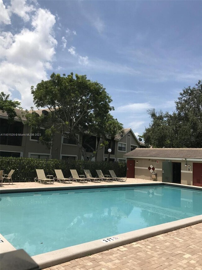 Building Photo - 9633 Riverside Dr