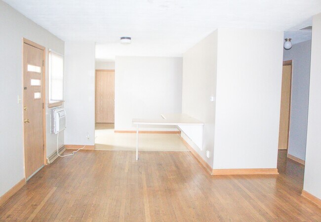Foto del edificio - 4 Bedroom, 1 Bath House on Campus