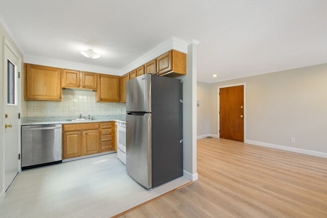 Building Photo - 51 Lynde St