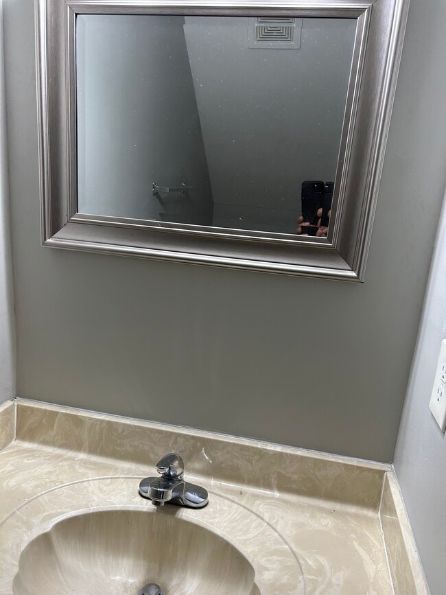 Foto del edificio - 120 Creekwood Ave