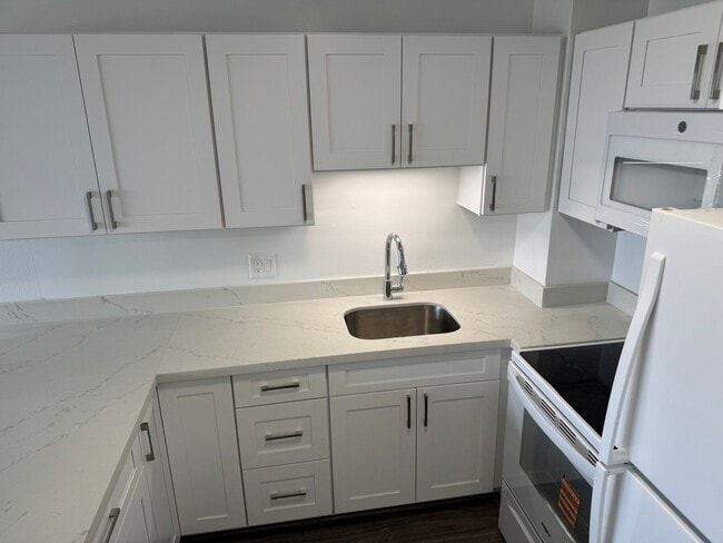 Building Photo - Renovated 1BR Condo in Downtown located in a secured building on the 25th floor
