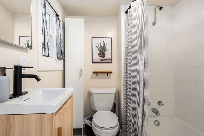 Building Photo - 37 Gold Ave NW