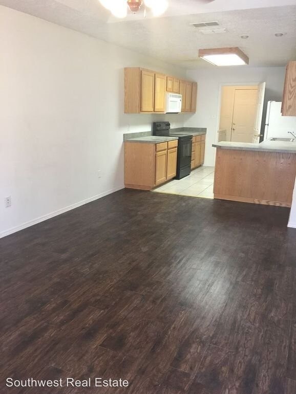 Building Photo - Great floor plan for roommates!