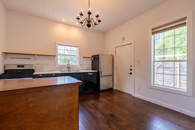 Building Photo - Urban Charm Meets Modern Living in the Heart of East Austin!