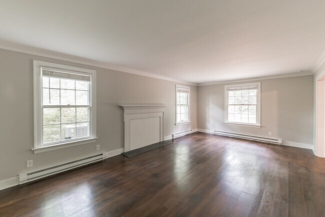 Building Photo - 1611 Lakeside Ave