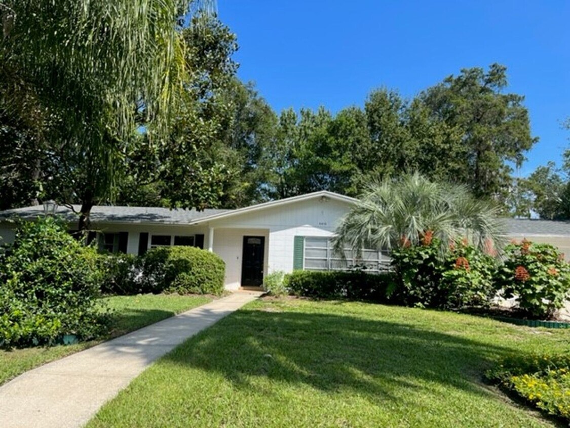 Primary Photo - True Florida Home! Fantastic Location!