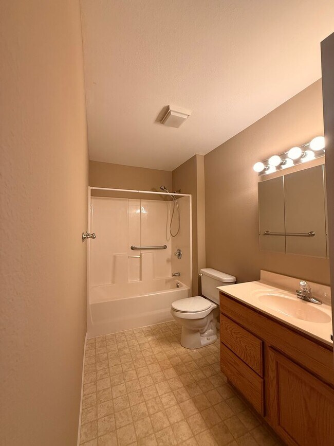 Building Photo - 1549-MF2-E4