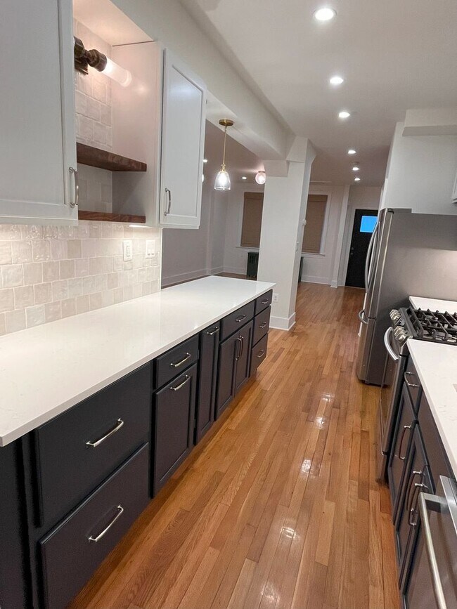 Building Photo - Renovated Rowhome in Anacostia!